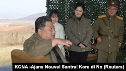 Lide Kore di No Kim Jong Un ak madanm ni Ri Sol Ju, pitit fi yo ak yon milite, jounen lansman misil balistik entekontinantal la (ICBM) 19 Nov. 2022 nan Koreo di No) 