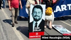 Yargıtay 3. Ceza Dairesi bugün oybirliğiyle aldığı 34 sayfalık kararda AYM’nin Can Atalay’ın ikinci başvurusunu “birçok önemli dosyanın önüne alarak” incelemesini yalnız “manidar” bulmakla kalmadı, bu tutumu nedeniyle yüksek mahkemeye sert eleştiriler de getirdi.   