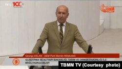 DEM Parti'nin Süryani Milletvekili George Aslan'ın TBMM'de kendi dilinde Noel mesajı okuması tartışmalara neden oldu.