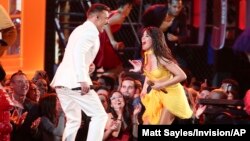 Foto Achiv: Ricky Martin a goch ak chantez Camila Cabello pandan seremoni remiz pri Grammy a nan Los Angeles, 10 Fevriye 2019.