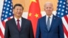 Prezidan Joe Biden kanpe bo kote Prezidan Chinwa Xi Jinping anvan rankont yo nan Bali, Endonezi, 14 Nov. 2022. 