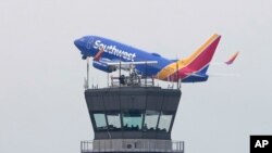 Yon avyon Southwest Airlines dekole nan ayewopo Midway Chicago a, apre yon pwoblem lojisyel ki te lakoz anpil vol ayeryen te ranvwaye oubyen retade Mekredi 11 Janvye 2023. 