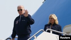 Tổng thống Mỹ Joe Biden vẫy tay chào khi ông và đệ nhất phu nhân Jill Biden lên chuyên cơ Air Force One khi họ khởi hành đến London để dự lễ tang Nữ hoàng Elizabeth của Anh, từ Căn cứ Hỗn hợp Andrews ở Maryland, Mỹ, ngày 17 tháng 9 năm 2022.