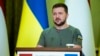 Prezidan Ikrenyen Volodymyr Zelenskyy pandan yon konferans pou lapres nan Kyev, 11 Jiye, 2022. 