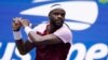 Frances Tiafoe, moun Etazini pandan yon match ak Rafael Nidal, moun peyi Espay nan 4em tou US Open tenis la nan Nouyok, Lendi 5 Sept. 2022. 