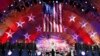 Keith Lockhart, dirije okes Boston Pops pandan yon repetisyon pou prepare pou spektak anyel Fedatifis Boston Pops Fireworks la nan Esplanade, 3 July 2017, nan vil Boston. 