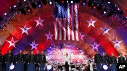 Keith Lockhart, dirije okes Boston Pops pandan yon repetisyon pou prepare pou spektak anyel Fedatifis Boston Pops Fireworks la nan Esplanade, 3 July 2017, nan vil Boston. 