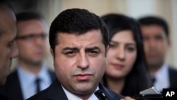 Selahattin Demirtaş, davaya konu olan özerlik tartışmalarına dikkat çekerek, özerlik ve federasyon gibi konuların tartışılması gerektiğini de vurguladı.   