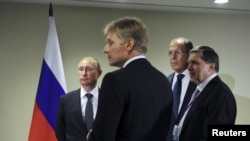 Le président Vladimir Poutine et son porte-parole Dmitri Peskov, à New York, le 28 septembre 2015.