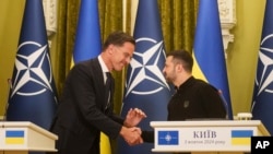 Tổng thư ký NATO Mark Rutte (trái) và Tổng thống Ukraine Volodymyr Zelenskyy bắt tay nhau trong cuộc họp báo tại Kyiv, Ukraine, ngày 3/10/2024.