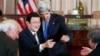 Ngoại trưởng Mỹ John Kerry giới thiệu Chủ tịch Trương Tấn Sang của Việt Nam với Mỹ Đại diện Thương mại Hoa Kỳ Mike Froman (phải) tại Bộ Ngoại giao ở Washington, ngày 24/7/2013. 